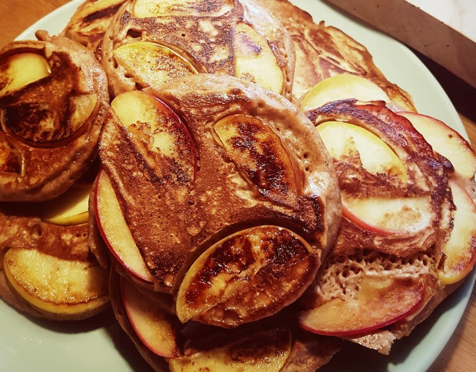 Dinkelvollkorn-Pfannkuchen mit Apfel