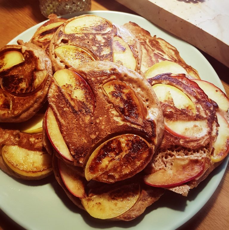Dinkelvollkorn-Pfannkuchen mit Apfel