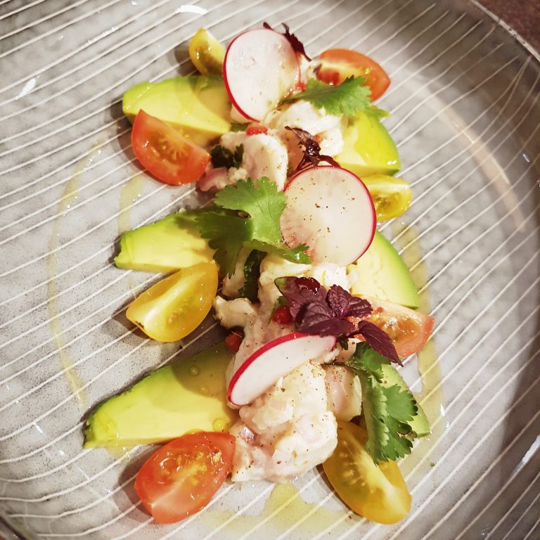 Graupenrisotto mit roter Bete, Erbsen und Schinkenchips