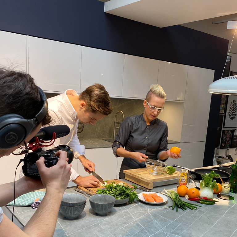 Knusprig gebratenes Lachsfilet an Kräuterkartoffeln und Orangen-Fenchelsalat mit Mohn