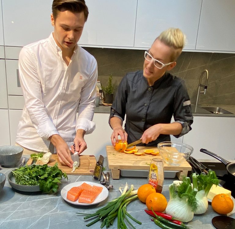 Knusprig gebratenes Lachsfilet an Kräuterkartoffeln und Orangen-Fenchelsalat mit Mohn