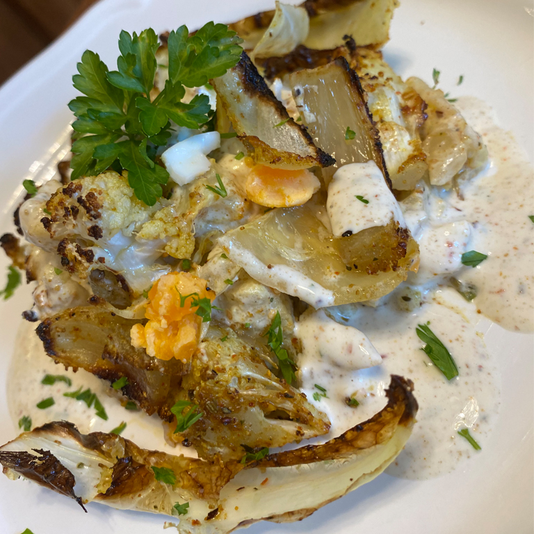Gerösteter Blumenkohl mit Curry-Eiersalat