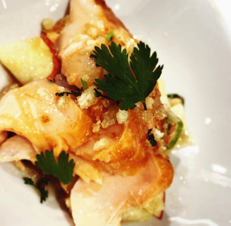 Glasierter Lachs auf asiatischem Apfelsalat