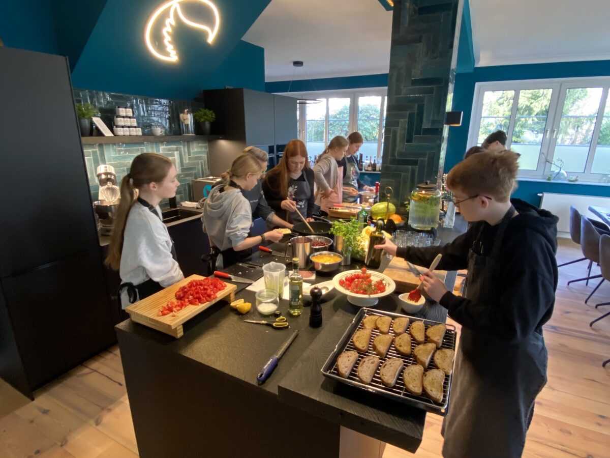 KOCHKURS: Teenager kochen für ihre Eltern