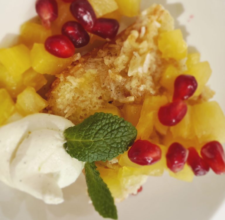 Getränkter Kokoskuchen mit flambierter Ananas