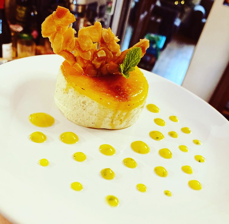 Mangocreme mit Mandelkrokant und Minzsauce