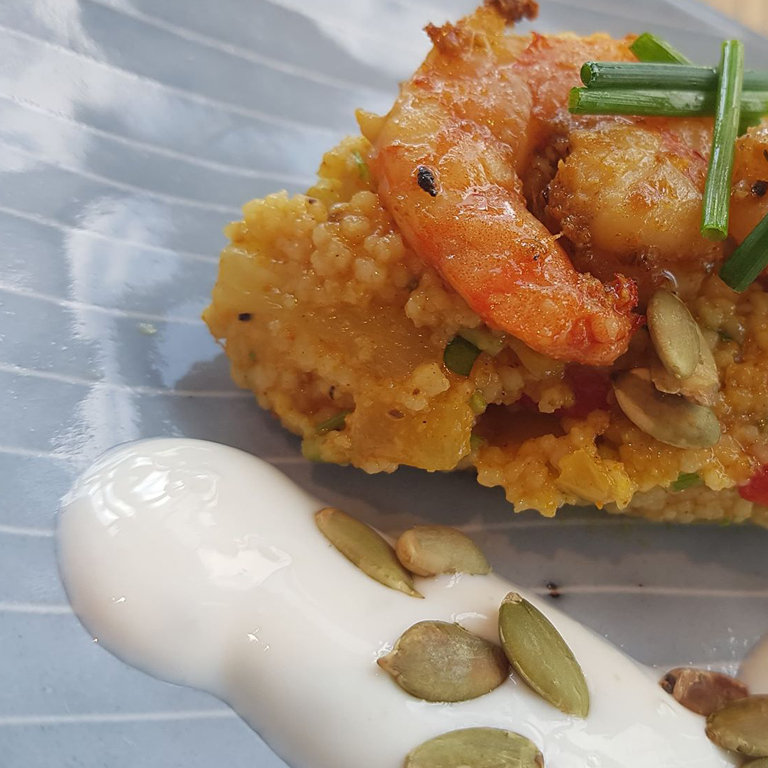 Graupenrisotto mit roter Bete, Erbsen und Schinkenchips