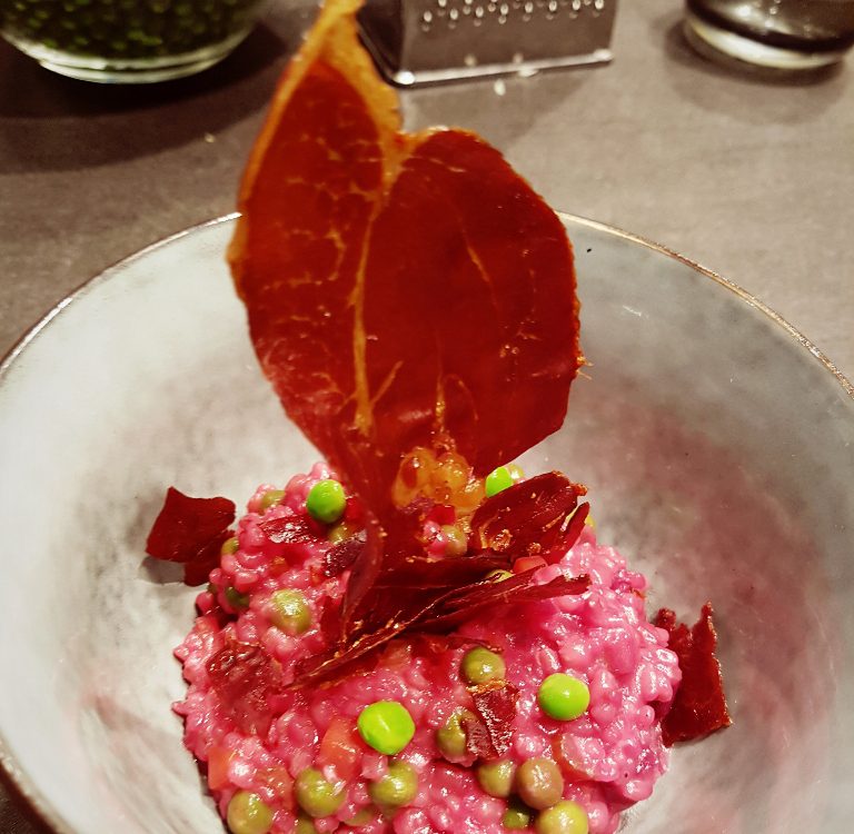 Graupenrisotto mit roter Bete, Erbsen und Schinkenchips