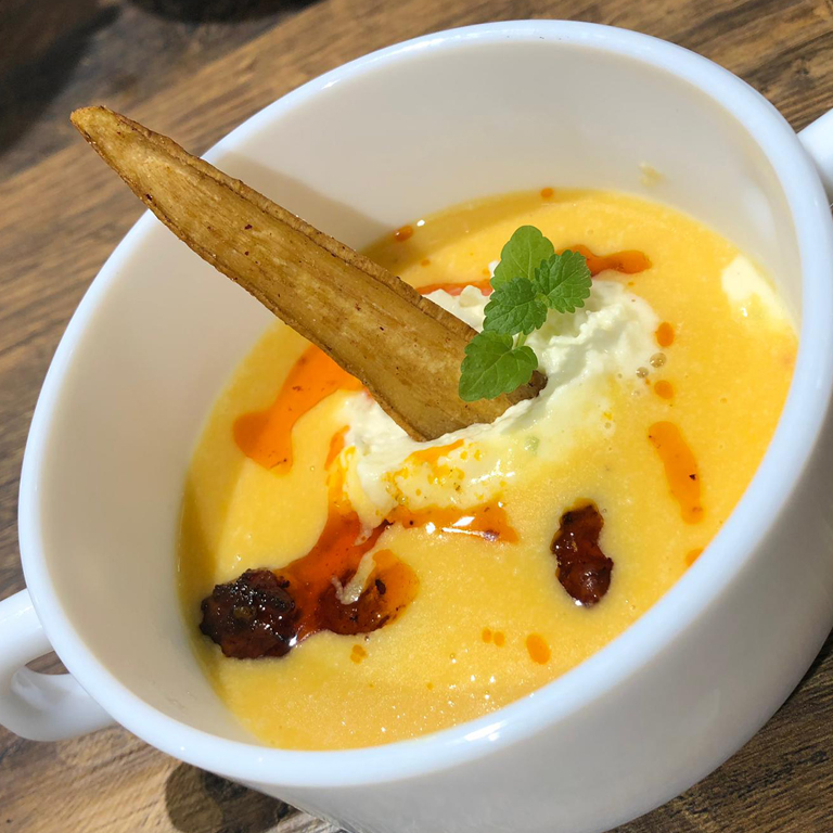 Süßkartoffelsuppe mit Apfel Creme Fraiche und Chorizo