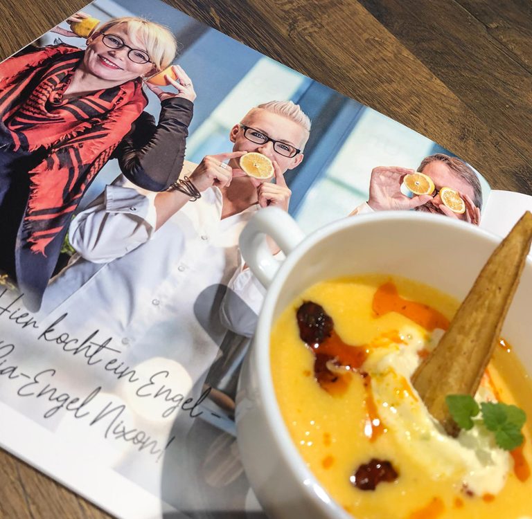 Süßkartoffelsuppe mit Apfel Crème Frâiche und Chorizo